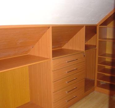 Dressing onder schuin dak / Realisaties / Meubelen Gies Okegem